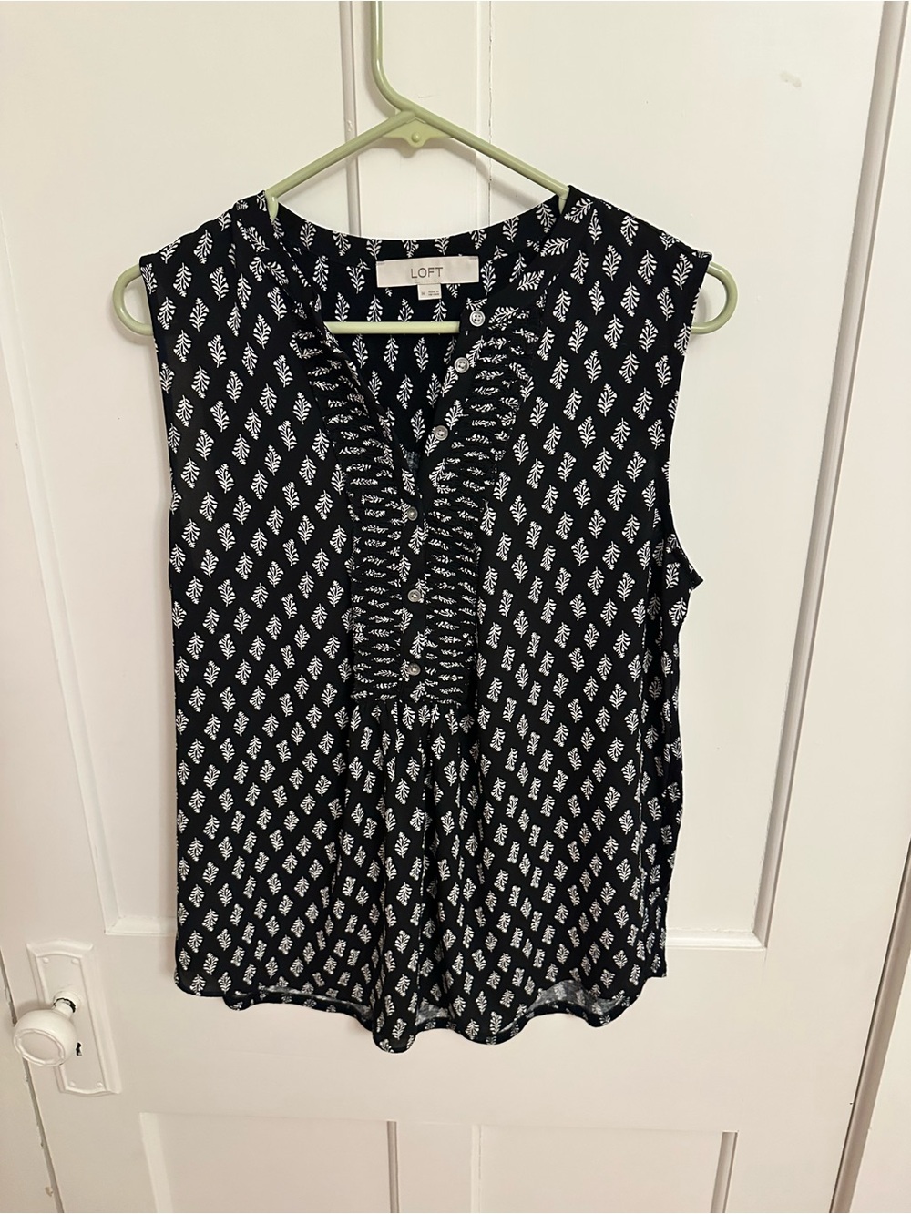 LOFT Classic Black and White Sleeveless Blouse Floral Ruffles Buttons Romantic M